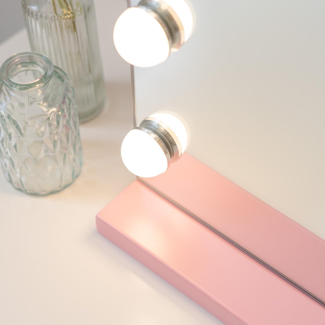 Flamingueo Espejo Maquillaje con Luz - 15 LED - 3 Modos de Luz - Intensidad Ajustable - Control Táctil - Puerto USB - Espejo con Aumento Incluido - Vanity Mirror - Rosa - 58x12x48cm