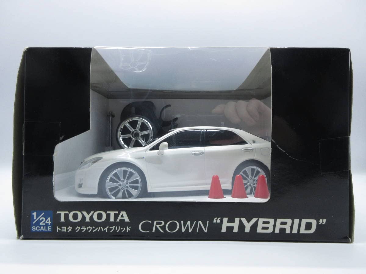 旧型クラウン 1:24 & 1:30 2台セット ホワイトパール 旧型クラウン 1:24 & 1:30 2台セット ホワイトパール - メルカリ