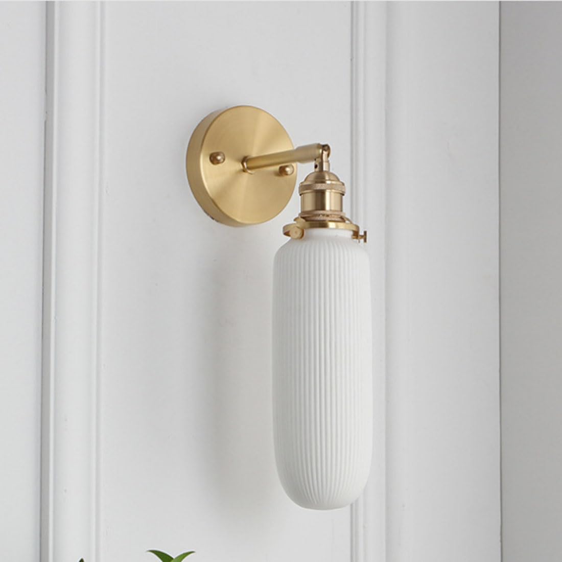 Nowoczesna lampa ścienna w stylu vintage E27, biały ceramiczny klosz, regulowana lampa z przełącznikiem, mosiężne wykończenie, idealna do sypialni, korytarza, salonu, kuchni lub jadalni.