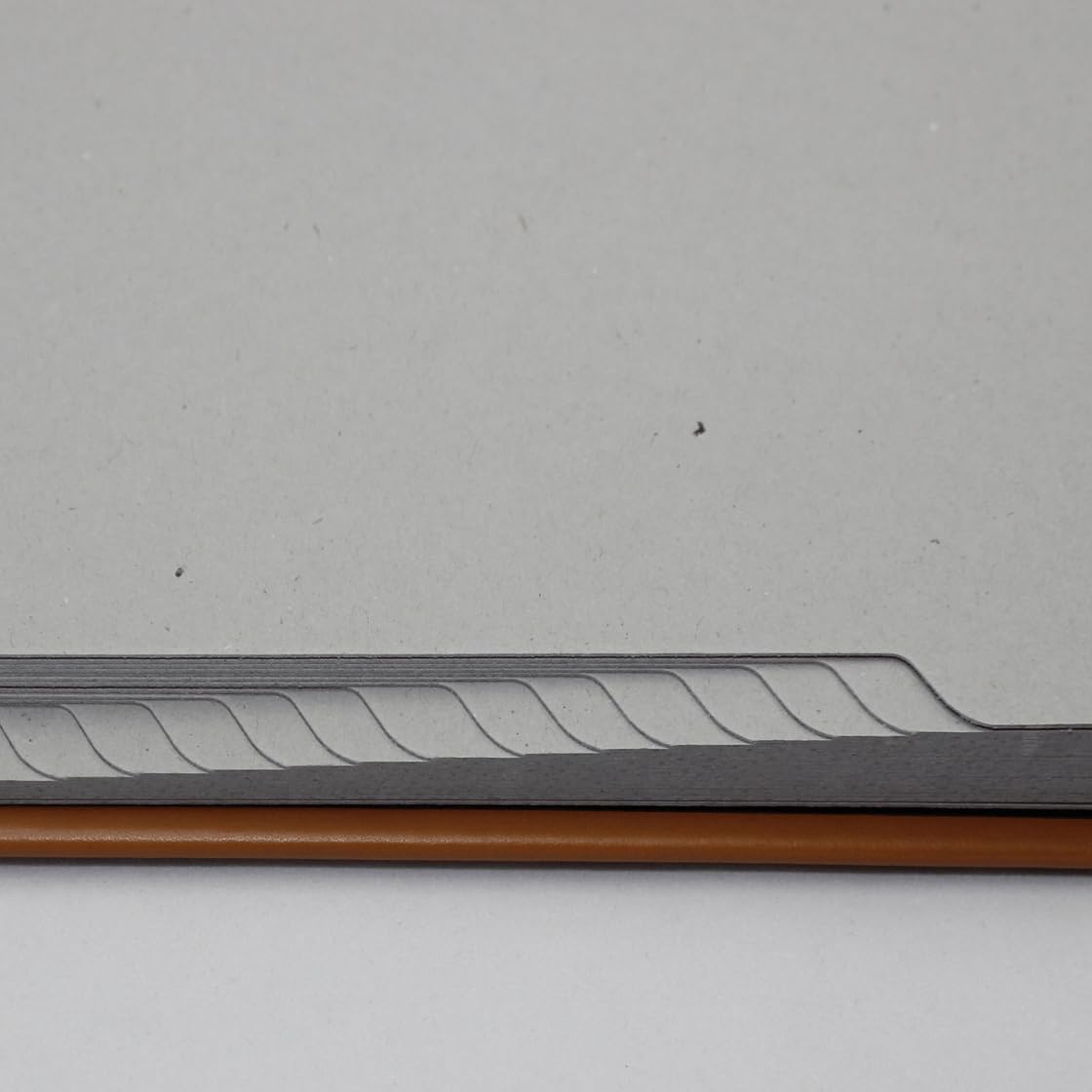Unterschriftenmappe aus glattem Vollrindleder in Cognac, Softcover, dehnbarer Rücken, 20 Register-Trennblätter aus stabiler grauer Kartonage, Aufnahme von DIN A4, Prägungen auf Anfrage