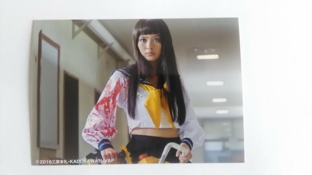Amazon.co.jp: 血まみれスケバンチェーンソー 公式写真 内田理央 鋸村 
