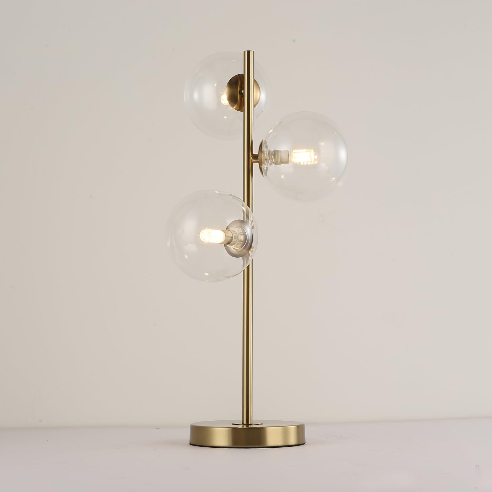 Alpinaluz Lámpara de Mesa Bélgica con 3 Bolas de Cristal Transparente Ø12cm – Base Dorada de Acero, Altura 52cm – Casquillo G9 (x3) – Diseño Moderno Decorativo para Dormitorio, Salón o Recibidor