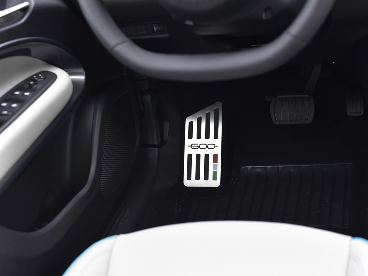 Reposapiés de acero para Fiat.600 600e | 1 pieza inoxidable eléctrico híbrido rojo (rojo) La Primera 600 Accesorios Tuning Pedal Reposapiés Kit Recambios
