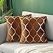 Housse de Coussin Marron 40x40 avec Lignes Dorées Coussins Décoratifs de Canapé pour Salon Chambre Ensemble de 2 Housse de Coussin Marron et Or Chocolat 16 x 16 inch