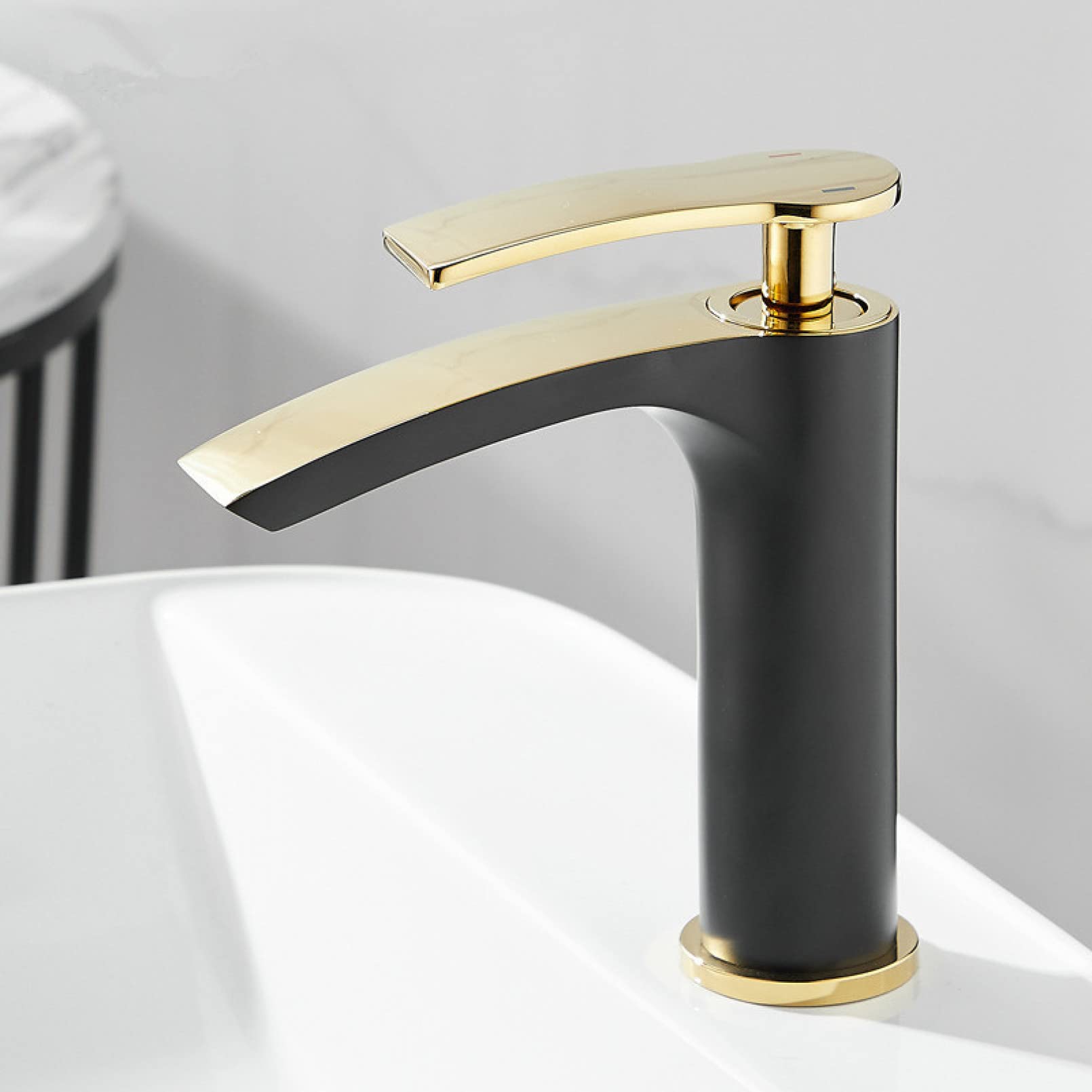 Mitigeur d'eau froide et chaude de salle de bain avec mitigeur de lavabo blanc