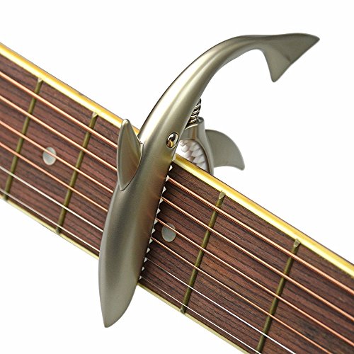 Imelod Capodastre de guitare en alliage de zinc Capodastre Shark pour guitare acoustique et électrique avec une bonne… - Les Beatles, Paul McCartney, John Lennon, RIngo Starr, George Harrison Imelod Capodastre de guitare en alliage de zinc Capodastre Shark pour guitare acoustique et électrique avec une bonne… – Image 4