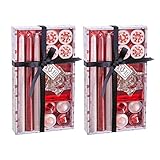 Set de 22 velas surtidas, 3 velas de Navidad cónicas, 4 velas cilíndricas pequeñas, combinadas en blanco y rojo de efecto metalizado, y 4 velas tea light blancas, en carcasa de metal y con una estrella de nieve de purpurina roja grabada, con 2 candelabros de cristal transparente, en forma de estrella; las velas están fabricadas con consistente cera mineral purificada de parafina opaca y disponen de una mecha elaborada con hilos de algodón trenzados.