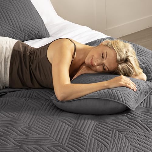 Exclusivo Mezcla Ultrasonic Full Queen Quilt Bedding Set, Lightweight Grey Bedspreads Soft Modern Geometric Coverlet Set for All Seasons (1 Quilt and 2 Pillow Shams)