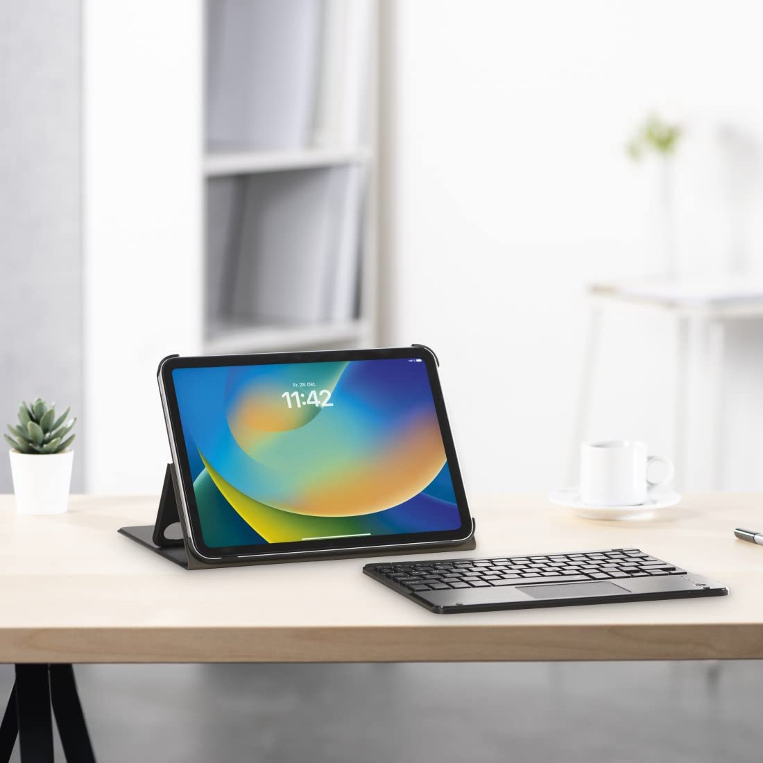 Hama Etui z klawiaturą do iPada 10. generacji 2022 (klawiatura Bluetooth z touchpadem, funkcja stojaka, magnetyczne etui na tablet, etui na tablet, do Apple iPad 10,9", wyjmowana klawiatura) czarne