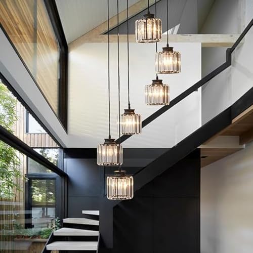 Grand lustre de salon à plusieurs ampoules pour illuminer un plafond haut et sombre