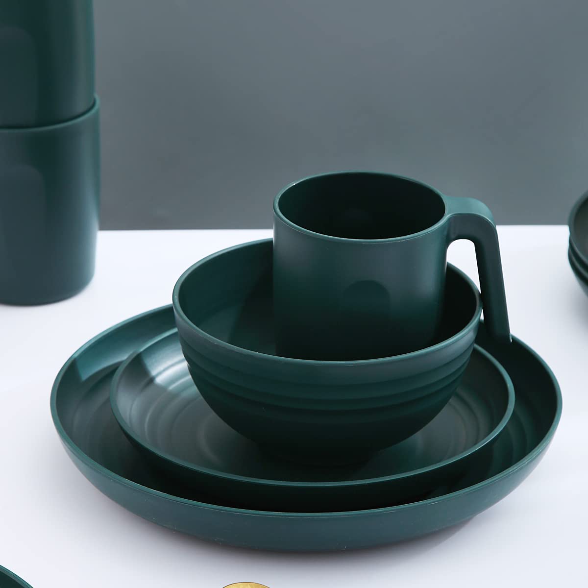 Kyraton Plastic Vajilla Set de 16 piezas, irrompible y reutilizable Platos ligeros Tazas Tazas Cuencos Platos Fácil de llevar y limpiar Microondas Seguro BPA Libre Lavavajillas Servicio seguro para 4