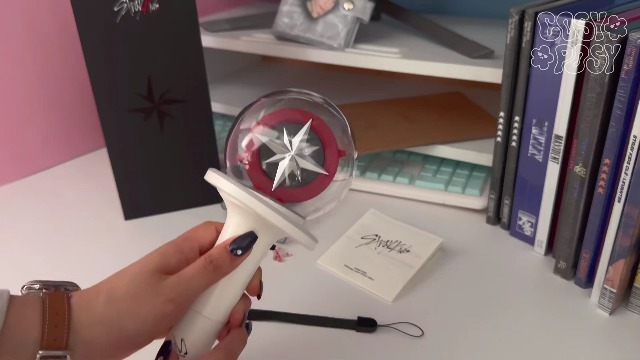STRAYKIDS OFFICIAL LIGHT STICK Ver.2 + 1 Miniature Keyring