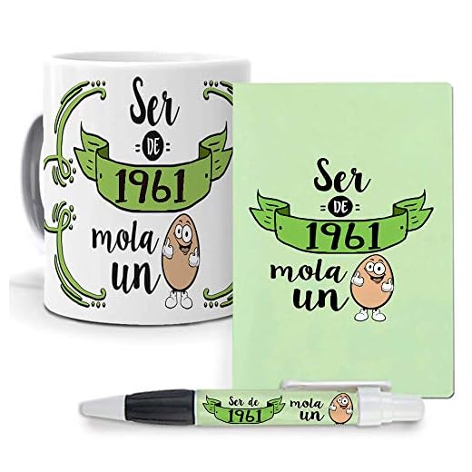 mundohuevo Pack Original y Personalizado para Regalo, Ideal para cumpleaños, con año de Nacimiento. Ser de 1961 Mola un Huevo. Libreta, boligrafo y Taza Maxima Calidad.