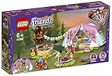 Das Camping-Set ist mit einer Girlande aus Lichtern geschmückt. Kinder können ein Foto des niedlichen Zeltes mit einem Smartphone machen und an Freunde schicken