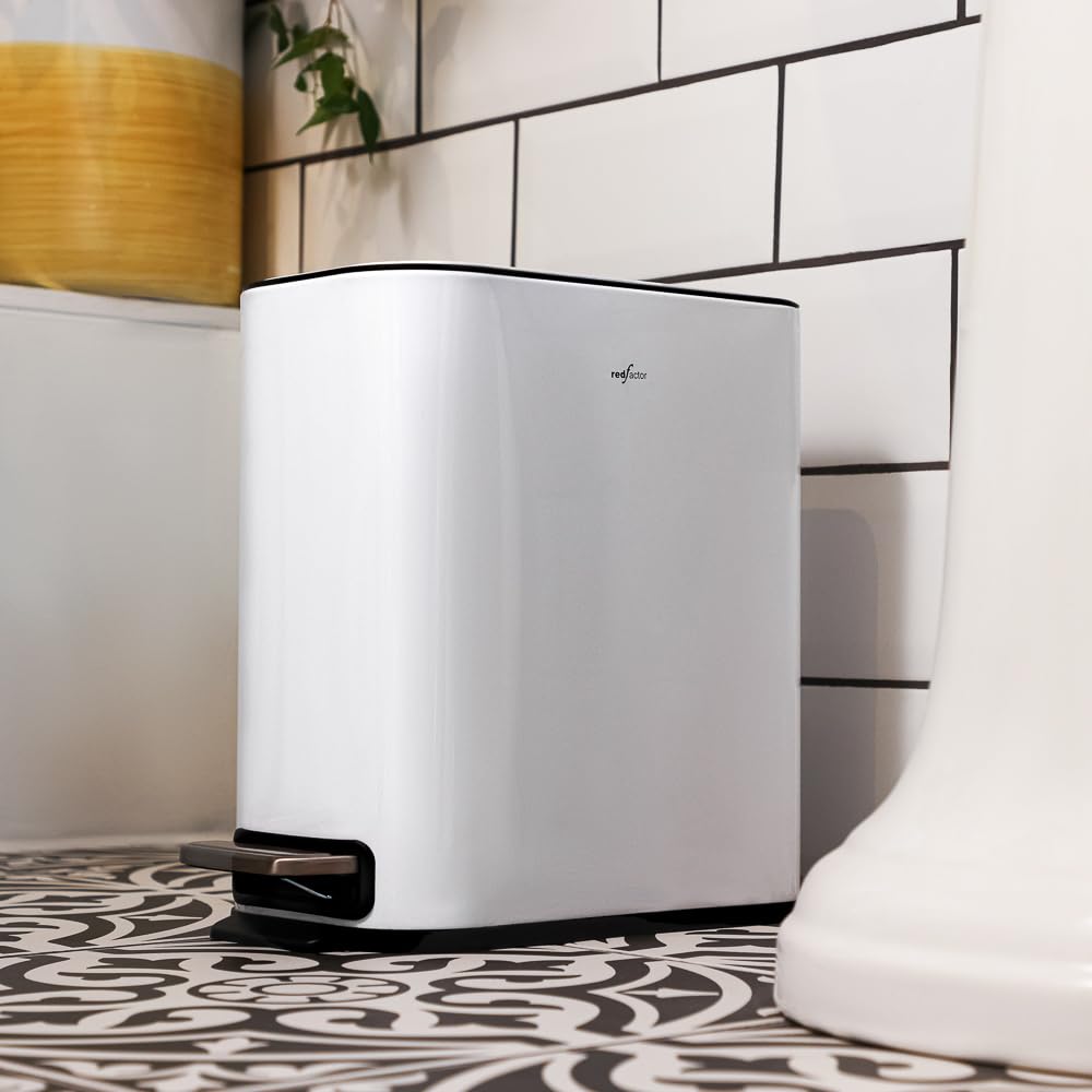 RED FACTOR Cubo de basura con pedal fino de 5 l, de acero inoxidable, tapa de cierre suave y cubo interior extraíble para baño, cocina u oficina (blanco metálico)