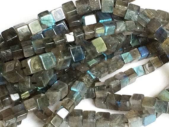 Perles apatite naturelle bleu 2mm pour créer vos bijoux bohèmes d'été