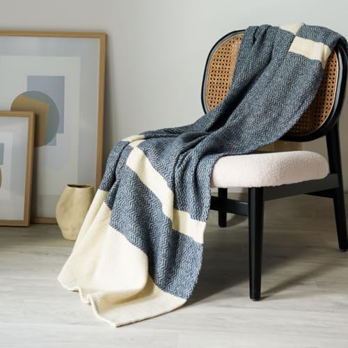 DODO - Plaid Lima Bleu de Prusse 120x180 cm - Laine & Fibres Recyclées - Tissage Artisanal & Élégance Authentique - Jeté de canapé - Design Épuré & Douceur Chaleureuse - Finition Ourlet