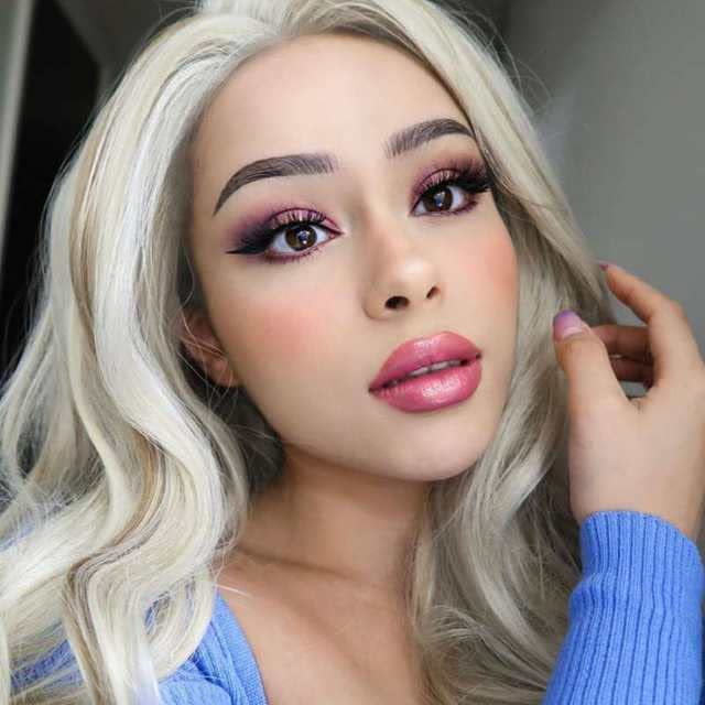 Perruque blonde avec dentelle frontale thermorésistante à raie latérale pour femme