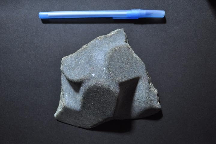 Amazon.co.jp: 室内インテリア ー三角形の石ー : Office Products