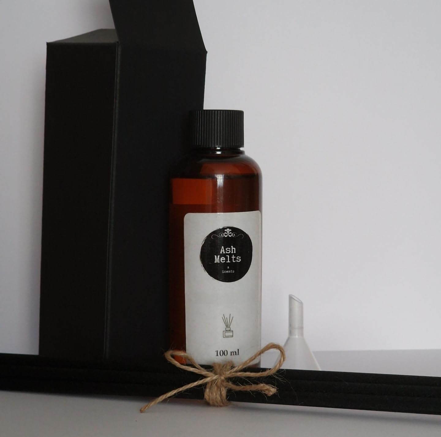 Luxurious Reed Diffuser Refill Oil, Highly Scented, Vegan, Cruelty Free, 100ml, Max Strength, Strong Scent, Long Lasting Scent, Various fragrances Available (Rose and Oud)