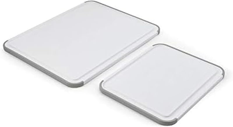 KitchenAid Classic Juego de tablas de cortar de plástico antideslizantes de 2 piezas con zanja perimetral y bordes antideslizantes, tablas de cortar de cocina de 2 piezas, aptas para lavavajillas, blanco y gris