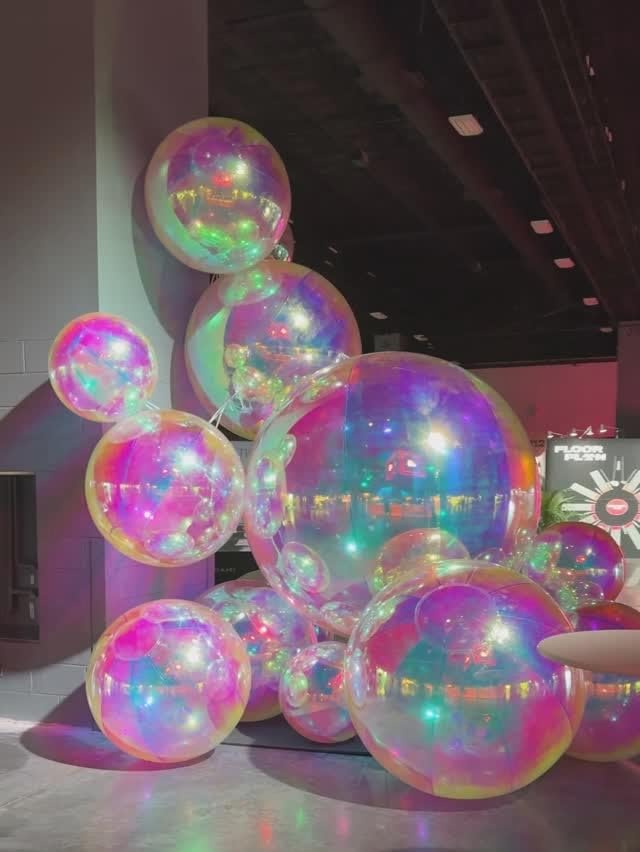 Pelotas Espejadas Inflables Gigantes de PVC Brillantes para Eventos, Bodas, Fiestas, Publicidad y Decoración de Escenario Colgante o de Pie (Arcoíris, 5 piezas - 2ft+3ft+4ft+5ft+8ft + bomba) miniatura 5