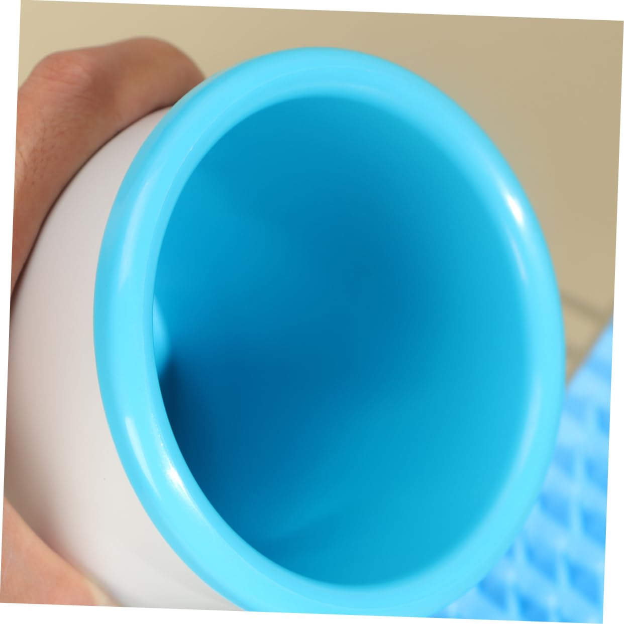 Toddmomy Outil de Lavage des Pattes pour Chien, Gobelet en Silicone Blanc, Rechargeable par USB, Brosses Rotatives, Nettoyage Complet des Pattes, Taille S | Chargement Usb, Rotation de Nettoyage, Reliefs Internes à Longueurs Variées, pour Chien Jusqu’à 15
