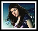 Das signierte foto ist präsentiert in einem schwarzen Holzrahmen . Der Rahmen ist vorne verglast.