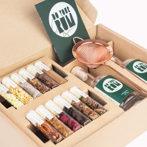SIATE CREATIVI: Con il nostro kit rum puoi creare facilmente il tuo rum fai da te. Il set comprende 12 fiale di vetro con 3 miscele di trucioli di legno e 9 spezie raccolte a mano, 2 bottiglie di vetro, etichette, un filtro in rame di alta qualità e ottime ricette. Tutto ciò di cui hai bisogno è una base alcolica a tua scelta e sarai pronto per iniziare a sperimentare!