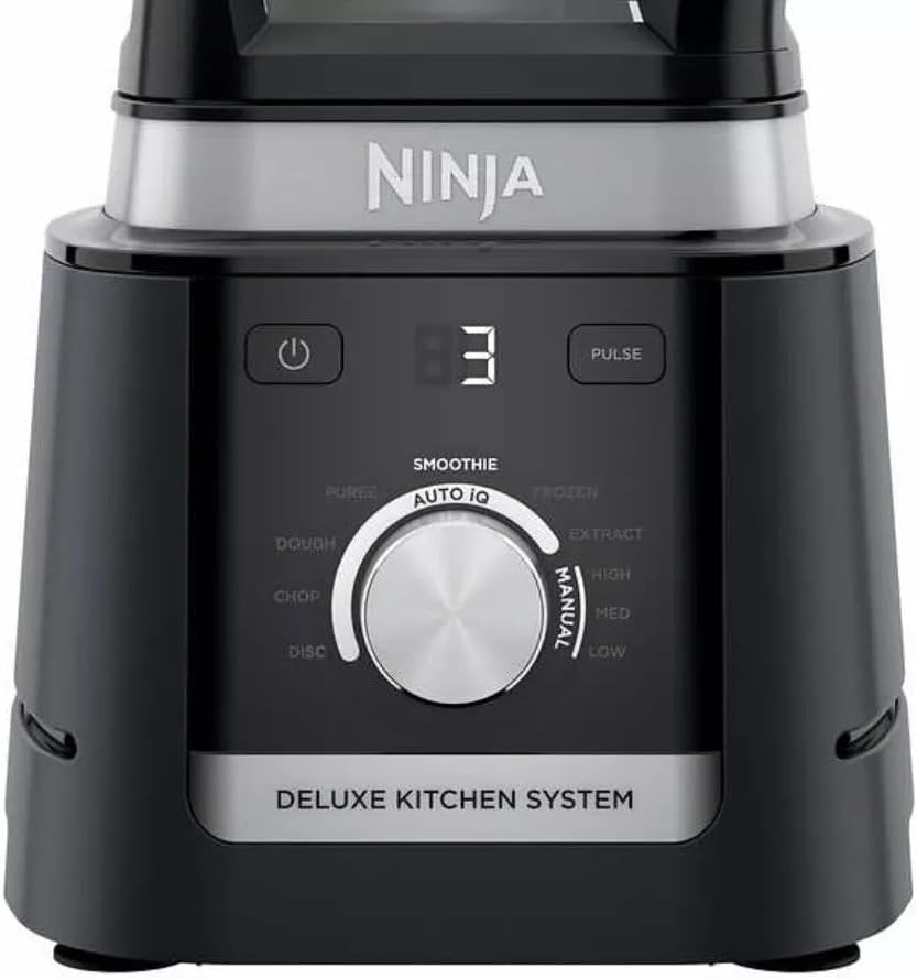 Nærbillede af Ninjja CO905KS-kontrolpanelet med Auto-iQ-drejeknap og -knapper.