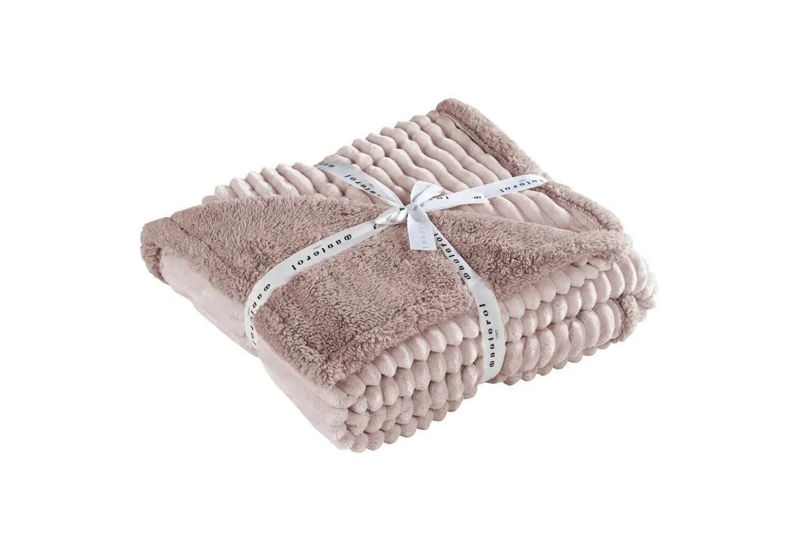 Blanket Plaid Sofa Lines with Stripes and Pink Sheepskin Makeup Manterol
