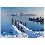 MyPuzzle Bootsanleger in Gstadt am Chiemsee mit Blick zur Fraueninsel gegen Hochgern - Premium 1000 Teile Puzzle - MyPuzzle Sonderkollektion von Puzzle Galaxy