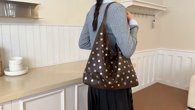 Bolso Hobo tachonado para mujer en cuero vegano suave miniatura 7