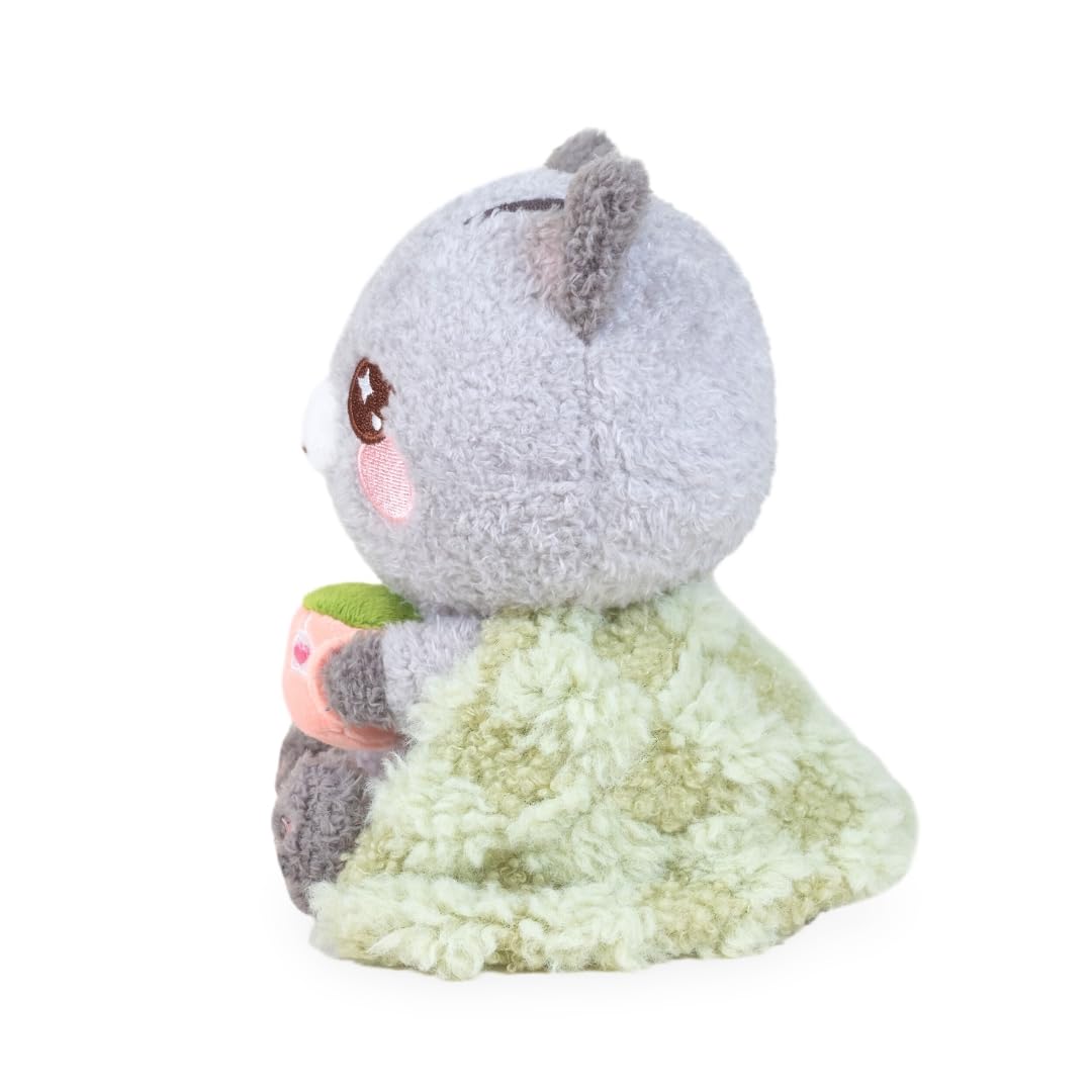 PlushGoals - Gatito de peluche Kawaii Lil Cassie, el gato acogedor, animal de peluche suave con manta esponjosa y taza de té, peluche cómodo, decoración temática de cabaña, regalo para niños