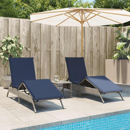 JHQHSM Juego de 2 tumbonas de ratán sintético gris con mesa, muebles de jardín de ratán sintético con respaldo ajustable y reposapiés, cojines extraíbles para exteriores, duraderos