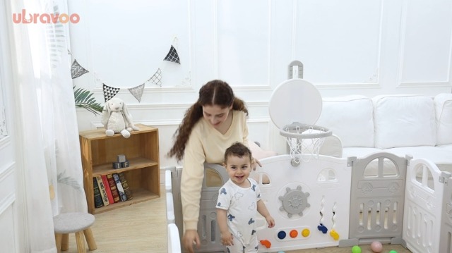 UBRAVOO Baby Laufstall Mit Basketballkorb - Spielplatz Mit Whiteboard & 30 Bällen