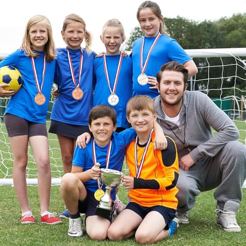 مجموعة ميداليات وكؤوس، 18 قطعة من ميداليات الجوائز البلاستيكية، ميداليات صغيرة للفائزين بالجوائز واكواب تذكارية للرياضة والمسابقات والحفلات