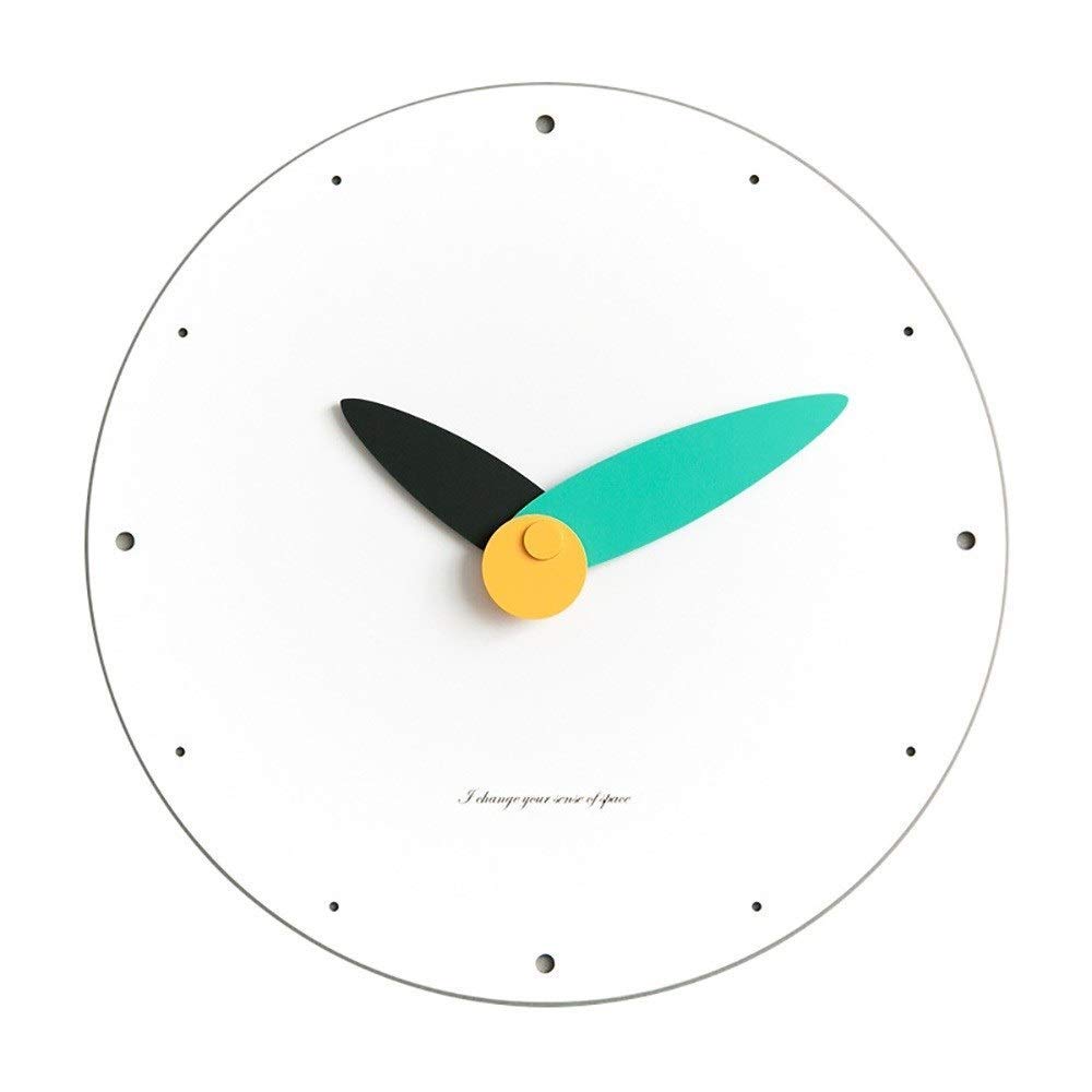 Horloge murale ronde blanche pour chambre d'hôtel chic et espace d'étude calme