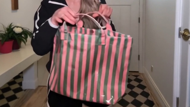 Bolso tote de PVC a rayas para mujer miniatura 7