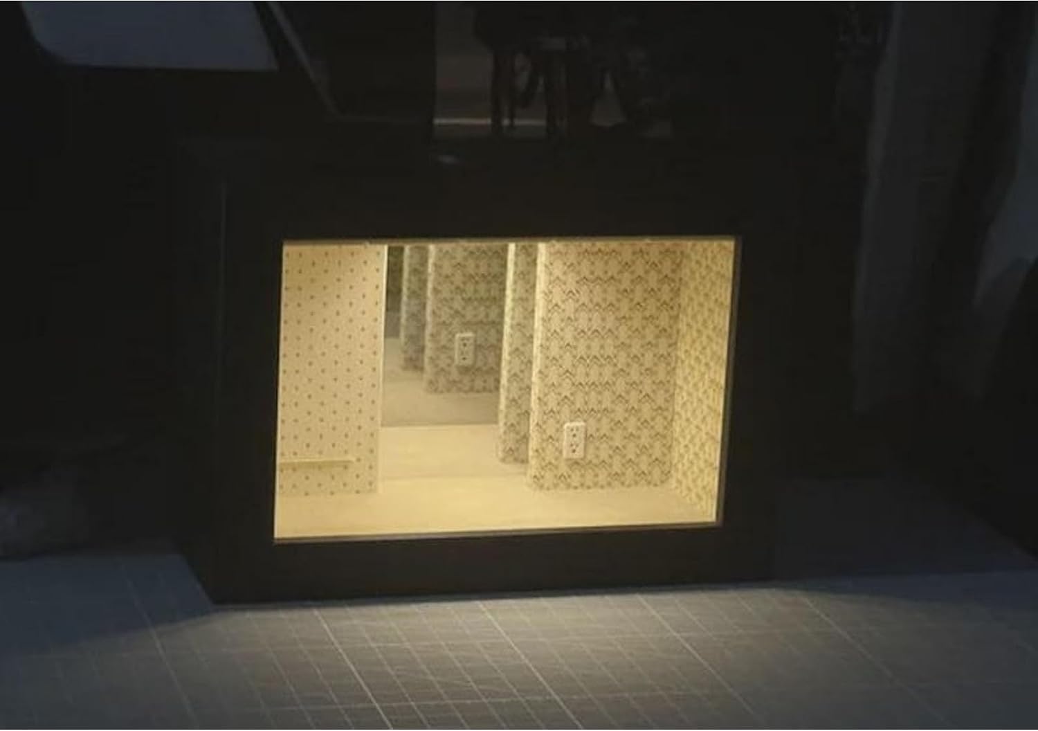 Miniaturowe pudełko dioramy z podświetleniem LED, podświetlana lampka nocna z liminalną przestrzenią, dekoracja biurka dla fanów horrorów, graczy, kolekcjonerów, ładowana przez USB, 1 szt