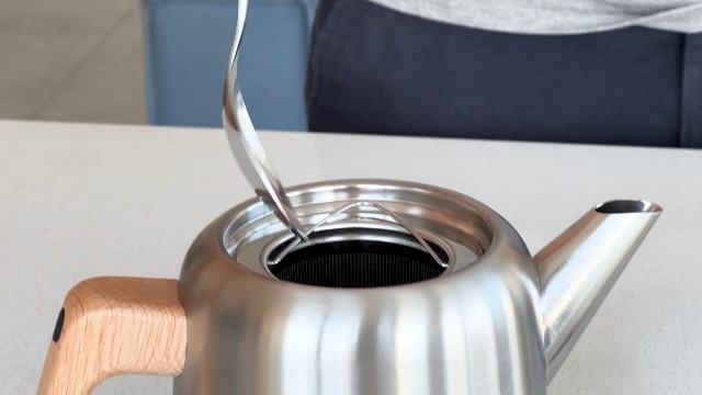 WALDWERK Theepot met warmhouder (1,1L) – Teapot met zeef van roestvrij staal 304 – RVS theepot met eikenhouten handgrepen – 100% drupvrij – Tea pot met stoufje