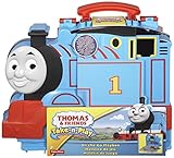 fisher price thomas and friends wood Este maletín portátil permite guardar locomotoras de Thomas y sus amigos, pero además se abre para descubrir un completo conjunto de juego desplegable con su propio circuito de tren