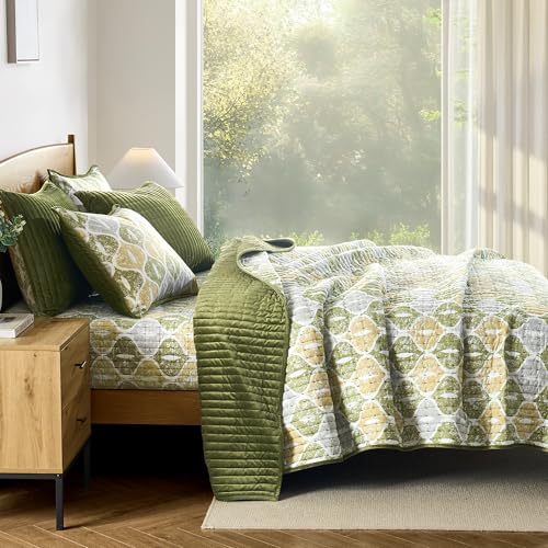 Image of Wonderful King Quilt Set, Cotton Reversible Lightweight Comforter, Striped Channel Stitch Green Velvet Bedding with Ogee Printed, Breathable & Comfortable, Suitable for All Season Bedroom Use,106 inchx94 inch