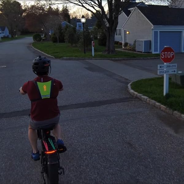 SWAREY Gilet de Cyclisme Réfléchissant Clignotant pour Vélo Lumiere Velo Haute Visibilité Sécurité Nuit Course Vélo Accrocheurs 51OIZidS67L. SS600