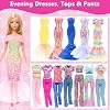 83 Piezas de Ropa y 60 Accesorios para Muñecas de 11.5 Pulgadas | 5 Vestidos de Boda 9 Vestidos de Moda 3 Tops 3 Pantalones 1 Vestido de Noche 2 Bikinis 20 Perchas 18 Zapatos y 22 Accesorios 8