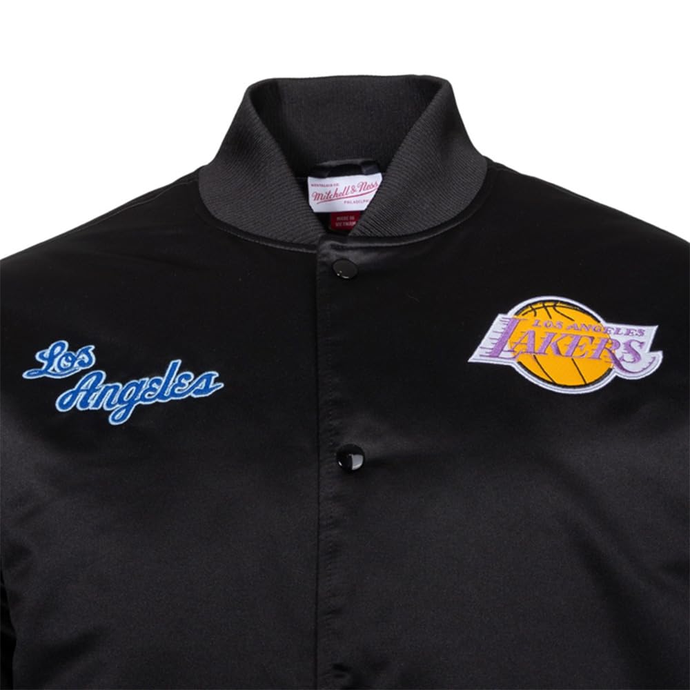 Mitchell & Ness NBA Blackout Giacca in raso pesante | Toppe e ricami di alta qualità su petto e maniche | Polsini a coste su collo, maniche e orlo | Tasche a filetto