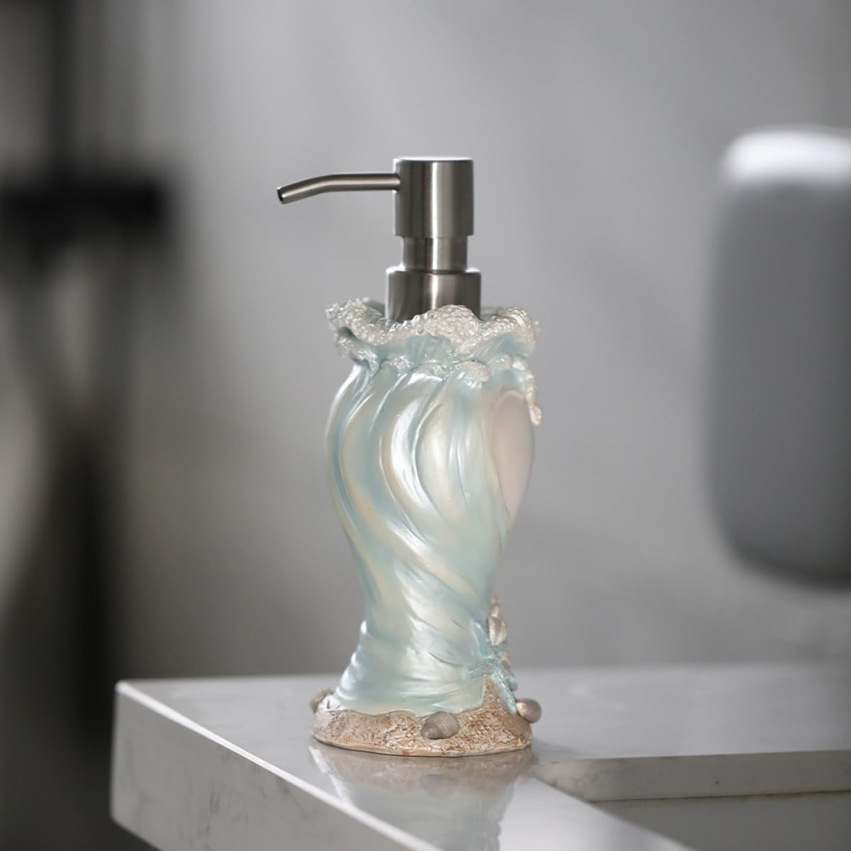 DECHOUS Sommerfest Dekorativer Seifenspender in Muscheloptik aus Kunstharz und Edelstahl 200ml Lotion Spenderflasche für Badezimmer und Hotel mit Ergonomischem Design