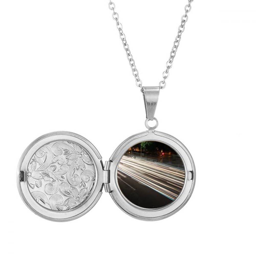 Collier médaillon Art Déco China City Car : l'élégance d'un bijou ciselé - 5