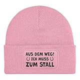 Tassenbrennerei Pferde Beanie Wollmütze mit Spruch: Aus dem Weg! Ich muss zum Stall - Strickmütze lustig als Geschenk für Freund, Mann, Pferdebesitzer - Pferdegeschenke (Rosa)