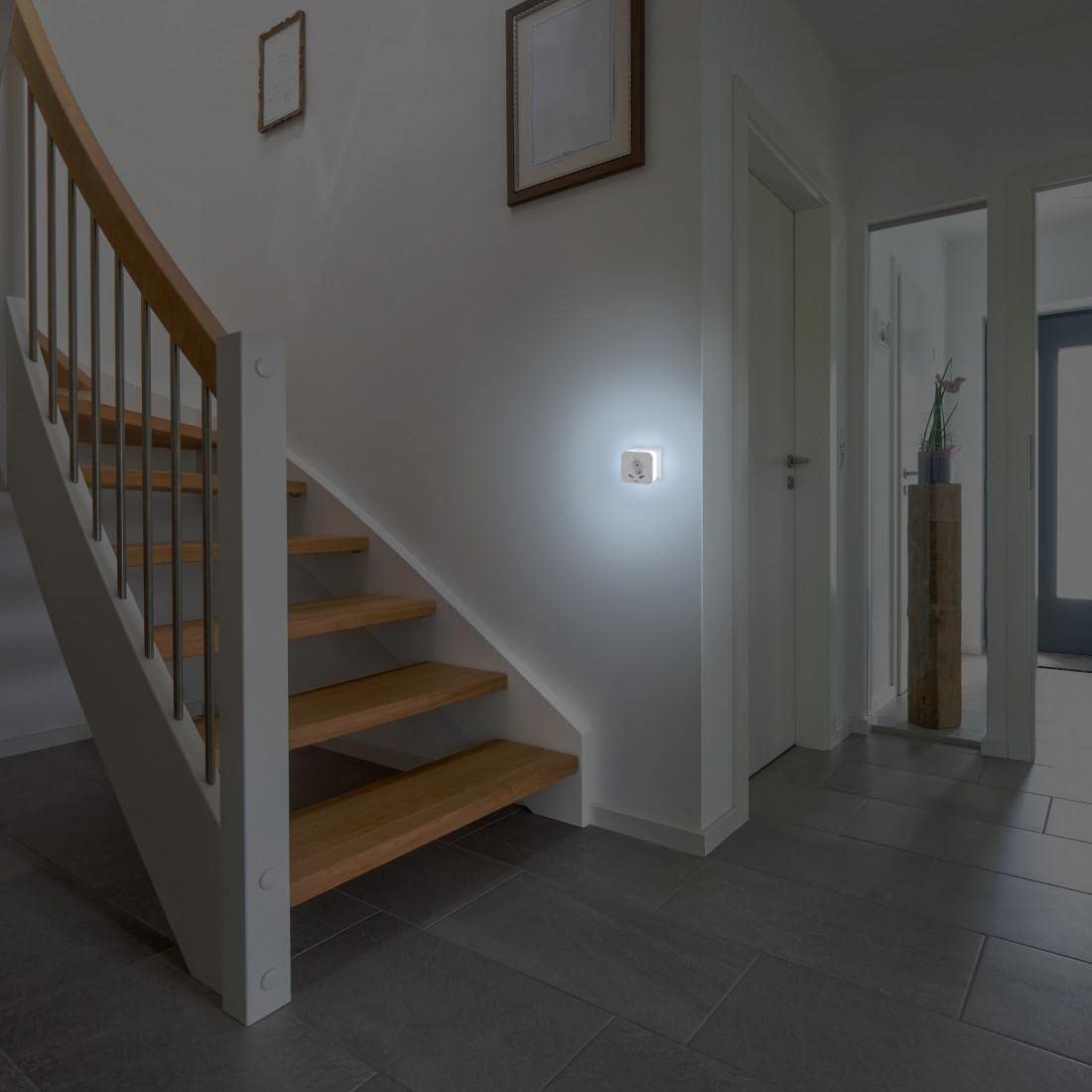 Hama LED Nachtlicht mit Steckdose, 2 USB A Ausgänge, Bewegungssensor, Lichtsensor (Orientierungslicht, Stilllicht, für Babys, Kinder, Erwachsene, Schlummerlicht, Nachtleuchte, Schlaflampe) weiß
